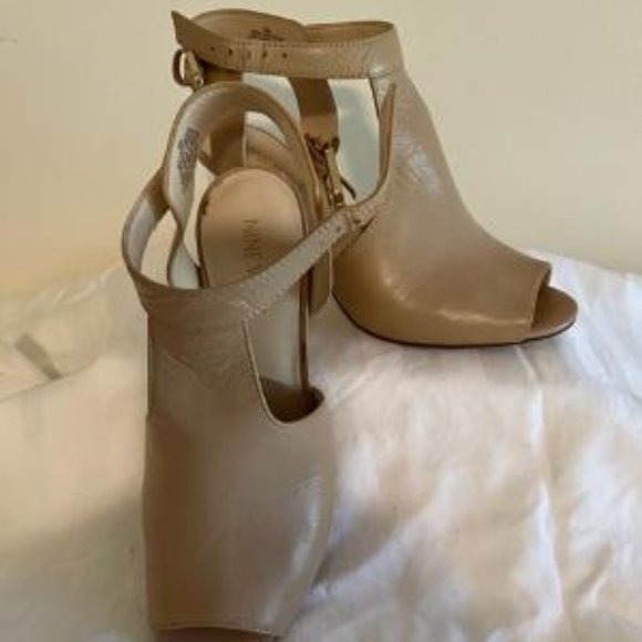 Nude leather sandal with ankle buckle 6.5M - Picture 1 of 5